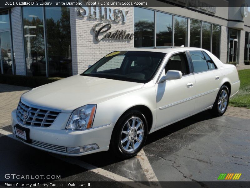 White Diamond Tricoat / Light Linen/Cocoa Accents 2011 Cadillac DTS Luxury
