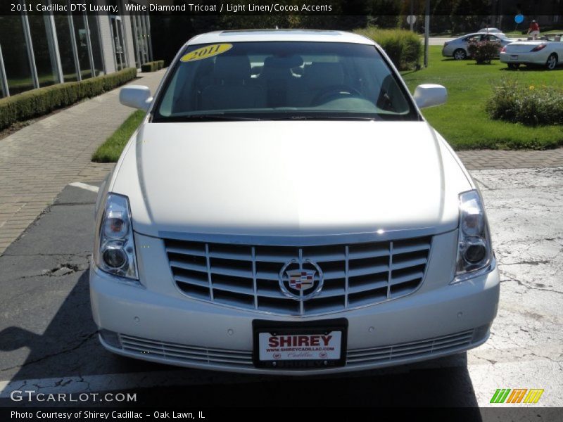 White Diamond Tricoat / Light Linen/Cocoa Accents 2011 Cadillac DTS Luxury