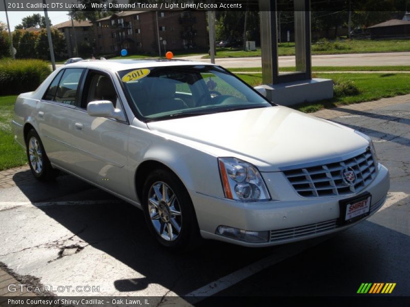 White Diamond Tricoat / Light Linen/Cocoa Accents 2011 Cadillac DTS Luxury