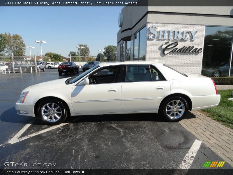 White Diamond Tricoat / Light Linen/Cocoa Accents 2011 Cadillac DTS Luxury