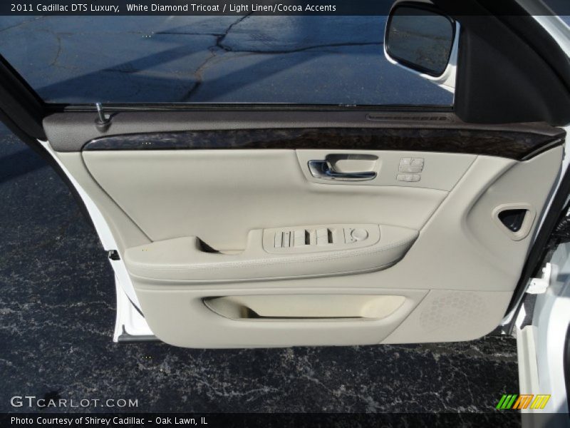 White Diamond Tricoat / Light Linen/Cocoa Accents 2011 Cadillac DTS Luxury