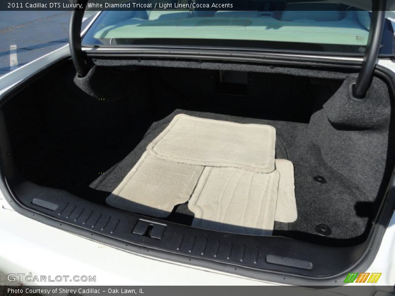 White Diamond Tricoat / Light Linen/Cocoa Accents 2011 Cadillac DTS Luxury