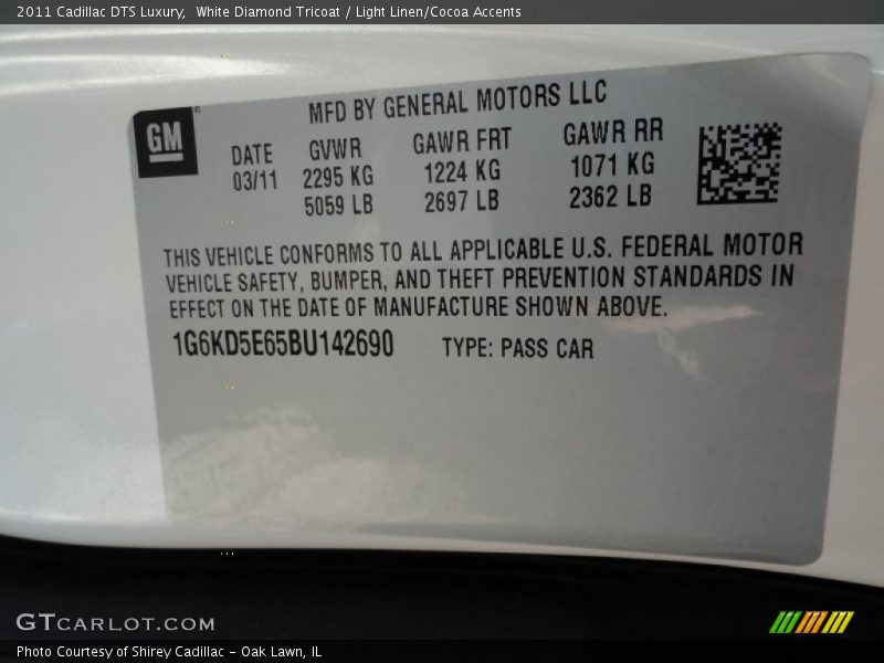 White Diamond Tricoat / Light Linen/Cocoa Accents 2011 Cadillac DTS Luxury