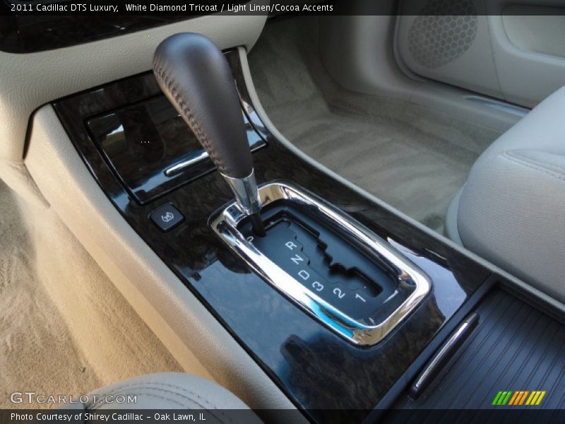 White Diamond Tricoat / Light Linen/Cocoa Accents 2011 Cadillac DTS Luxury