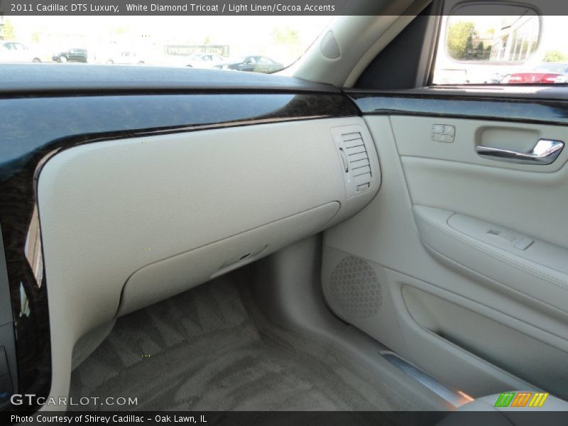 White Diamond Tricoat / Light Linen/Cocoa Accents 2011 Cadillac DTS Luxury
