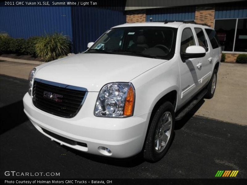 Front 3/4 View of 2011 Yukon XL SLE