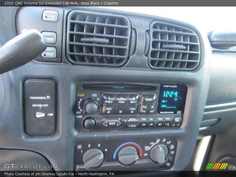 Audio System of 2002 Sonoma SLS Extended Cab 4x4