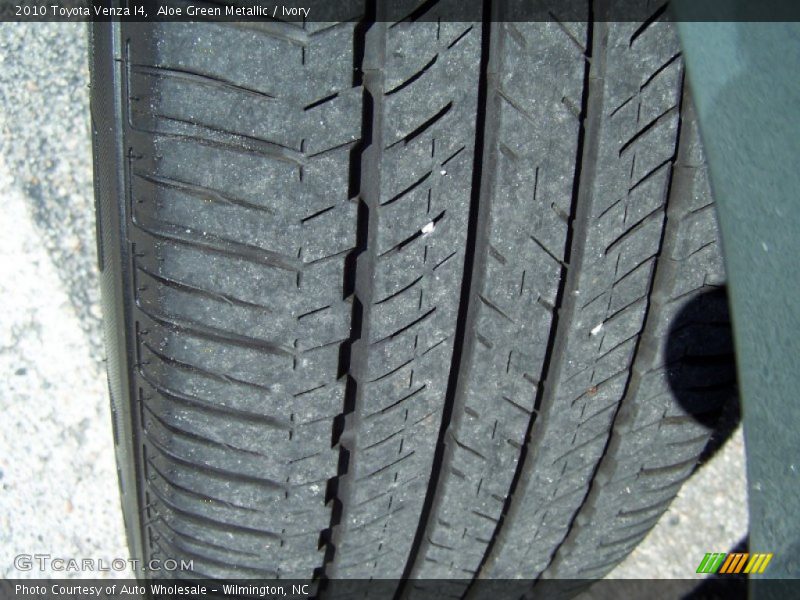Aloe Green Metallic / Ivory 2010 Toyota Venza I4