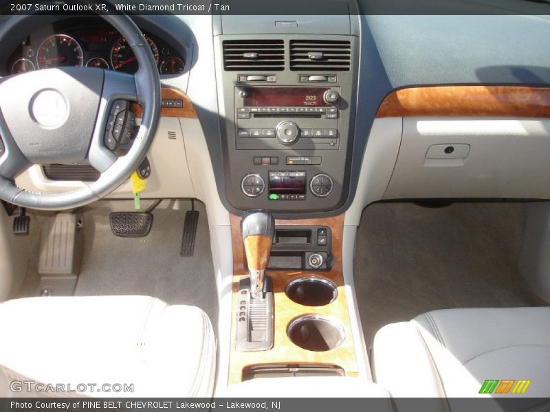 White Diamond Tricoat / Tan 2007 Saturn Outlook XR