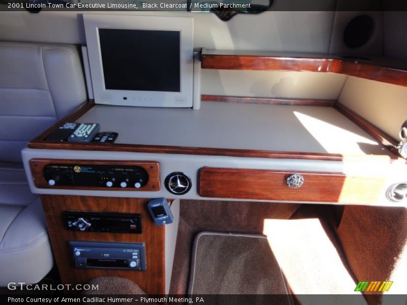 Black Clearcoat / Medium Parchment 2001 Lincoln Town Car Executive Limousine