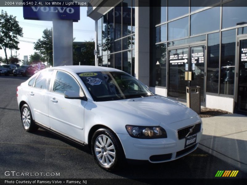 Ice White / Light Taupe 2004 Volvo S40 2.4i