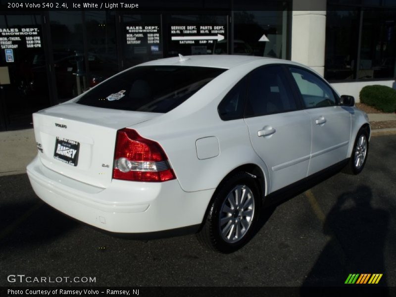Ice White / Light Taupe 2004 Volvo S40 2.4i