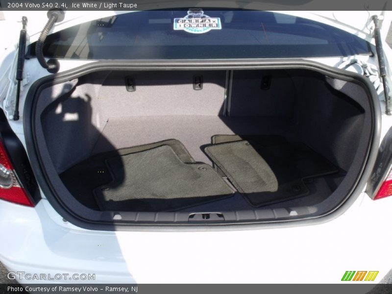 Ice White / Light Taupe 2004 Volvo S40 2.4i