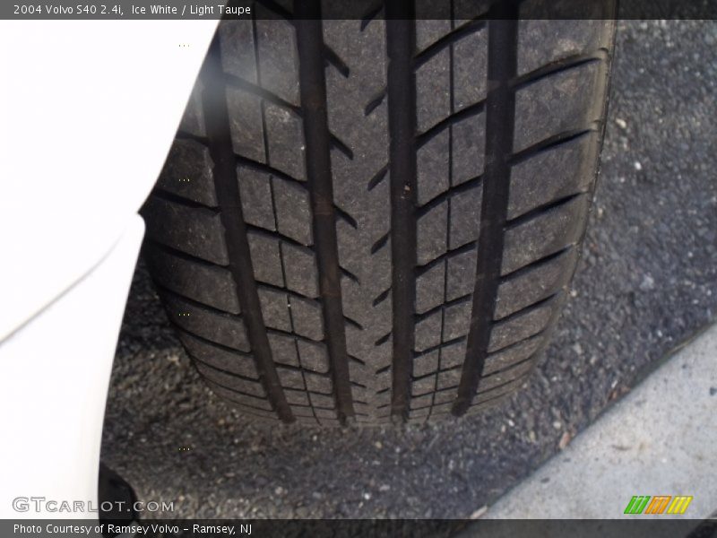 Ice White / Light Taupe 2004 Volvo S40 2.4i
