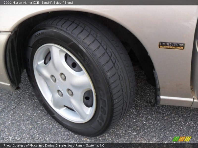 Sandrift Beige / Blond 2001 Nissan Altima GXE
