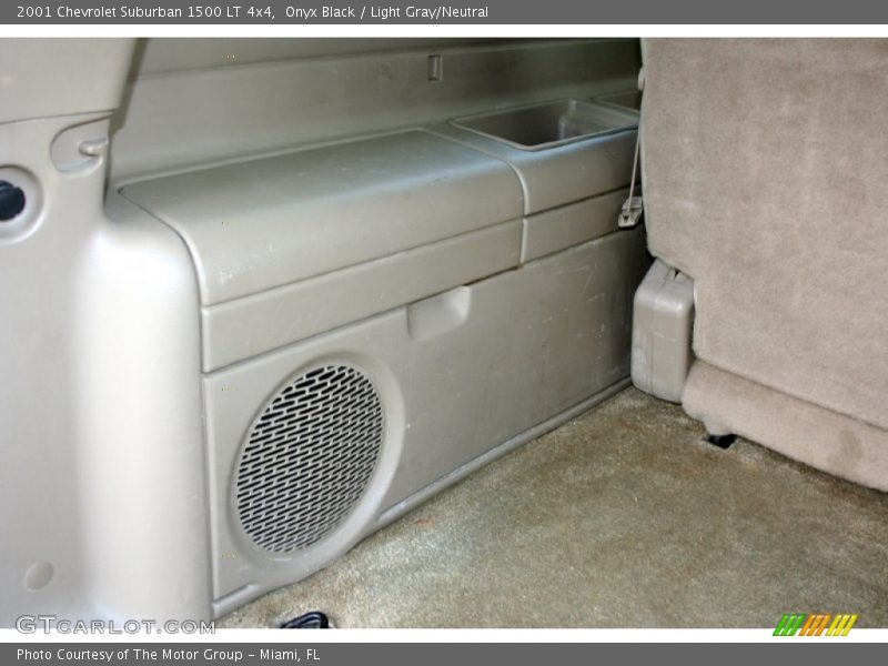 Onyx Black / Light Gray/Neutral 2001 Chevrolet Suburban 1500 LT 4x4