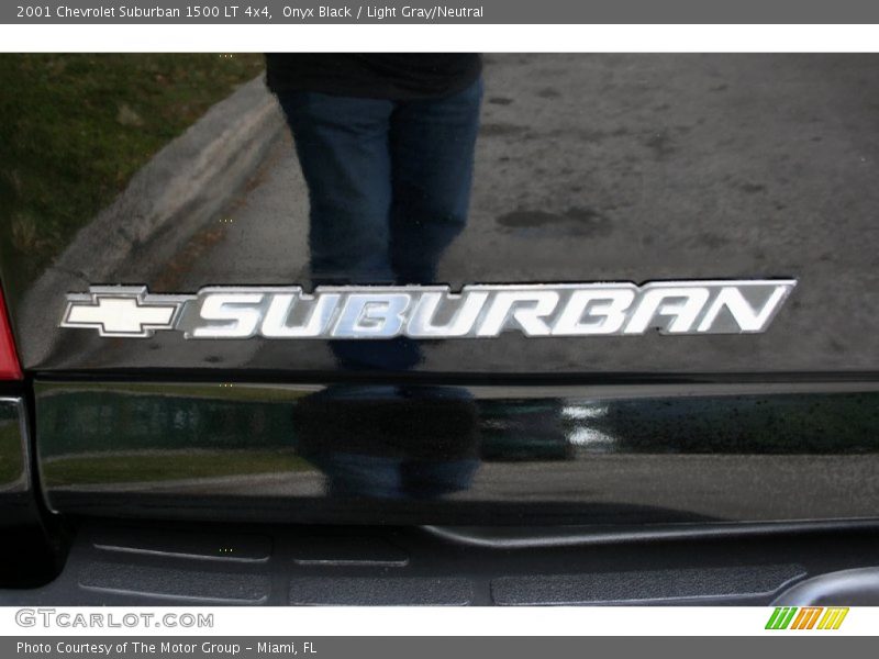 Onyx Black / Light Gray/Neutral 2001 Chevrolet Suburban 1500 LT 4x4