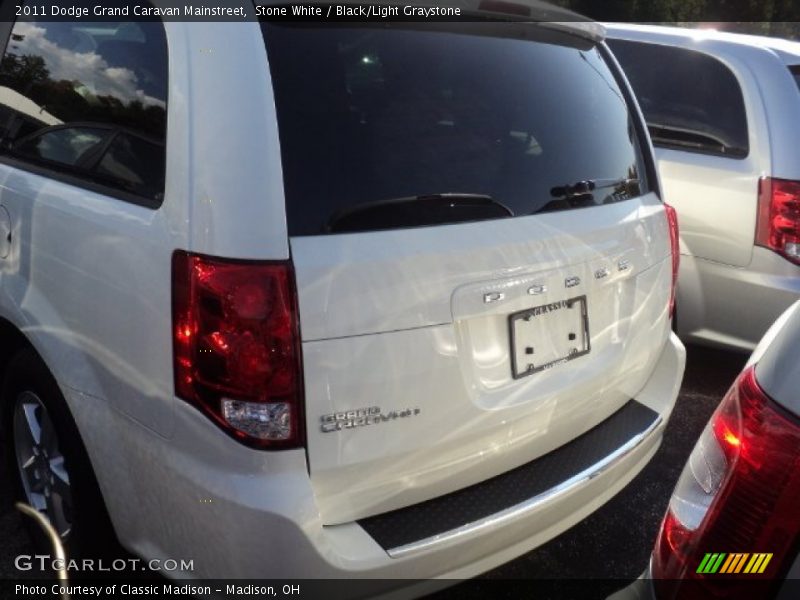 Stone White / Black/Light Graystone 2011 Dodge Grand Caravan Mainstreet