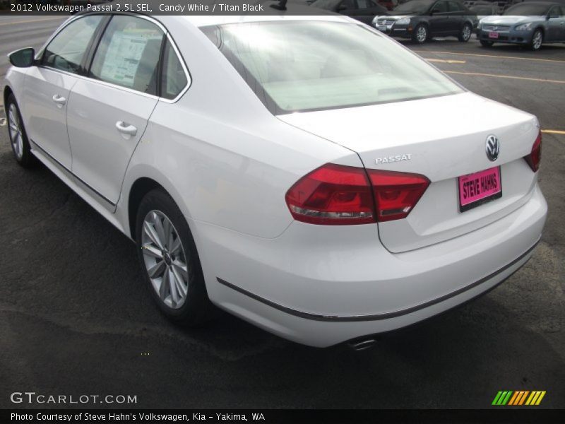 Candy White / Titan Black 2012 Volkswagen Passat 2.5L SEL