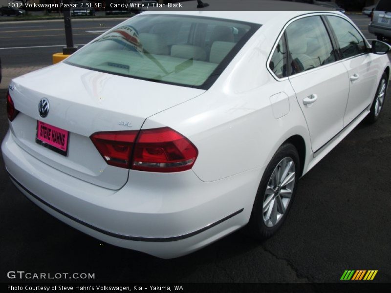 Candy White / Titan Black 2012 Volkswagen Passat 2.5L SEL