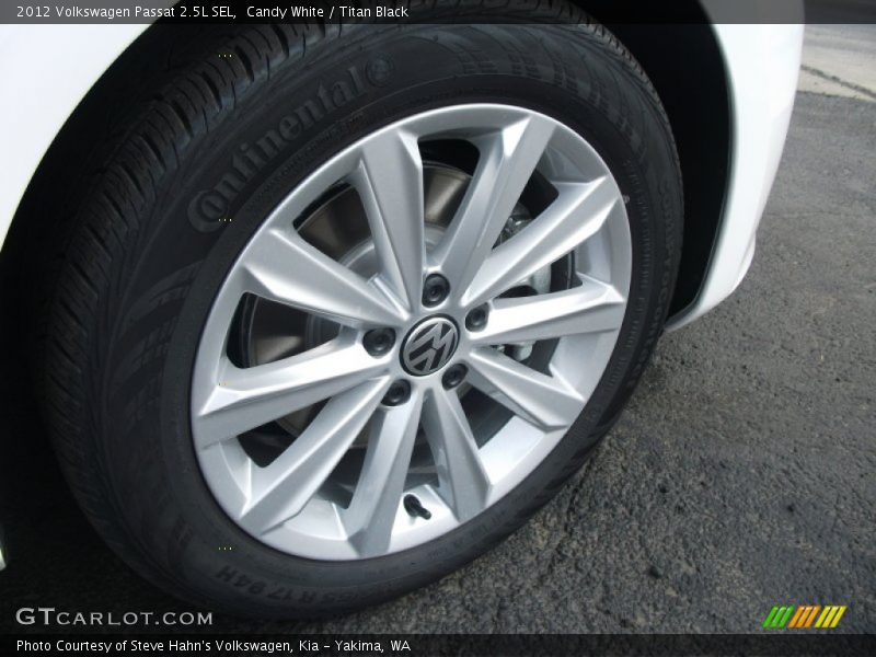 Candy White / Titan Black 2012 Volkswagen Passat 2.5L SEL