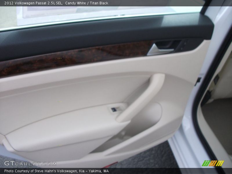 Candy White / Titan Black 2012 Volkswagen Passat 2.5L SEL
