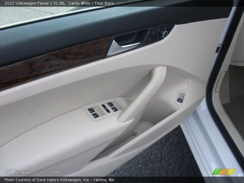 Candy White / Titan Black 2012 Volkswagen Passat 2.5L SEL