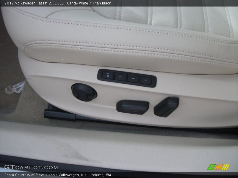 Candy White / Titan Black 2012 Volkswagen Passat 2.5L SEL