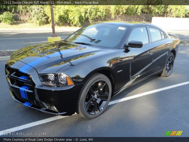 Front 3/4 View of 2011 Charger R/T Mopar '11