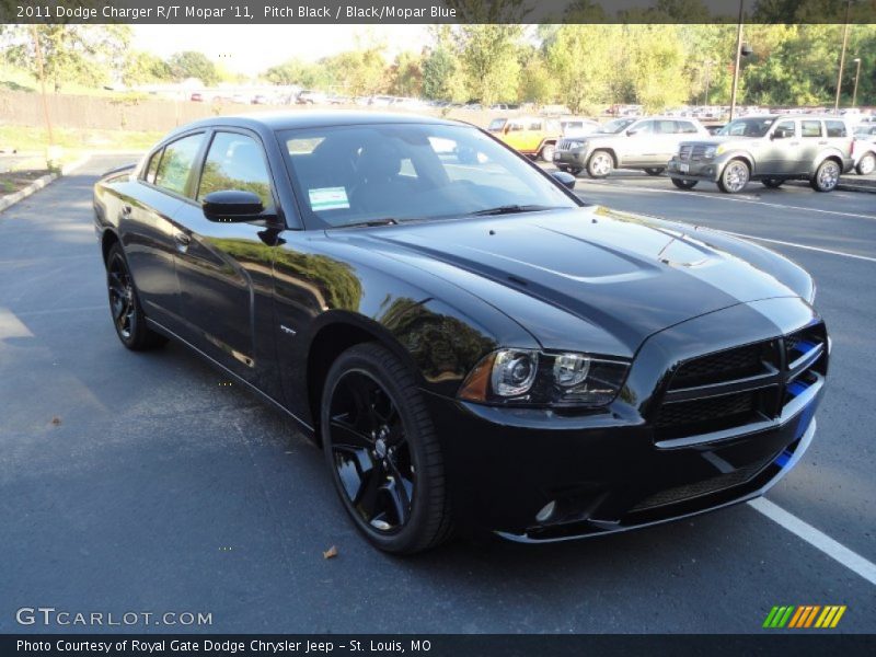 Front 3/4 View of 2011 Charger R/T Mopar '11