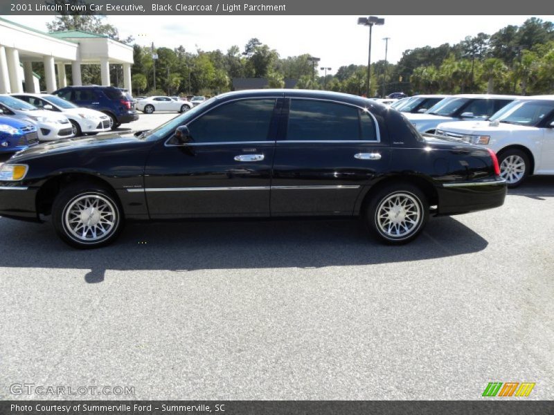 Black Clearcoat / Light Parchment 2001 Lincoln Town Car Executive