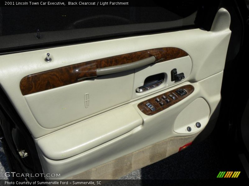 Black Clearcoat / Light Parchment 2001 Lincoln Town Car Executive