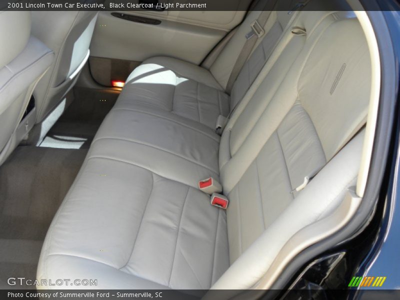 Black Clearcoat / Light Parchment 2001 Lincoln Town Car Executive