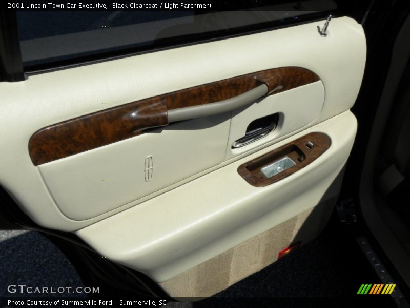 Black Clearcoat / Light Parchment 2001 Lincoln Town Car Executive