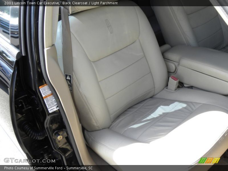 Black Clearcoat / Light Parchment 2001 Lincoln Town Car Executive