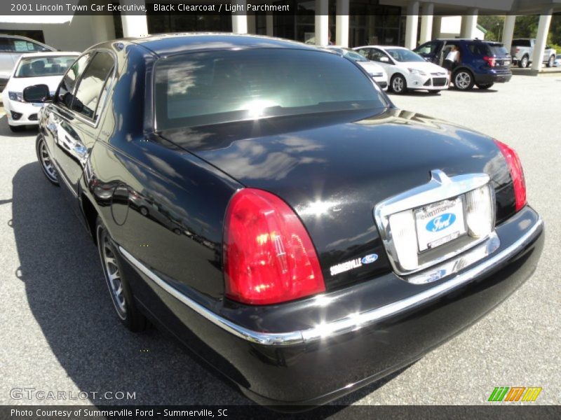 Black Clearcoat / Light Parchment 2001 Lincoln Town Car Executive