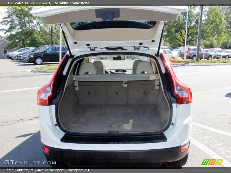 Ice White / Sandstone 2010 Volvo XC60 3.2 AWD