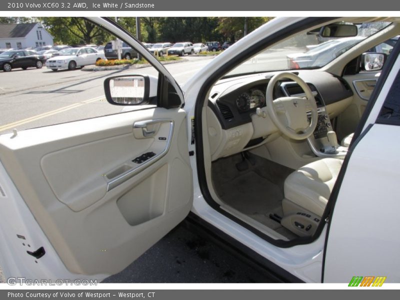 Ice White / Sandstone 2010 Volvo XC60 3.2 AWD