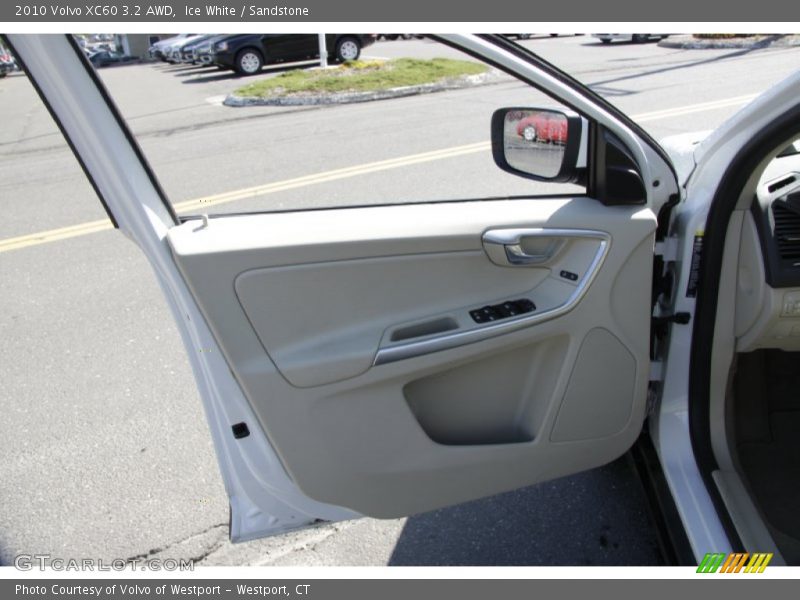 Ice White / Sandstone 2010 Volvo XC60 3.2 AWD