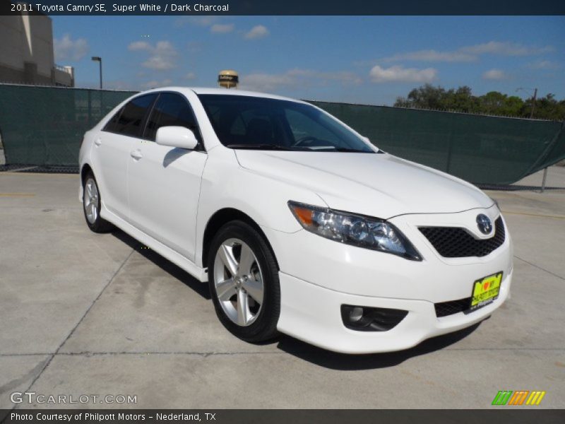 Front 3/4 View of 2011 Camry SE