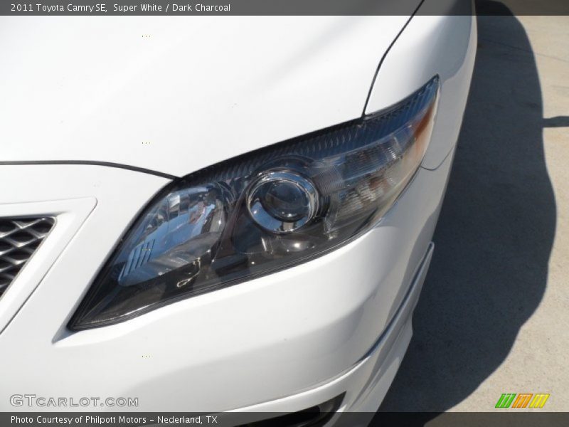 Super White / Dark Charcoal 2011 Toyota Camry SE