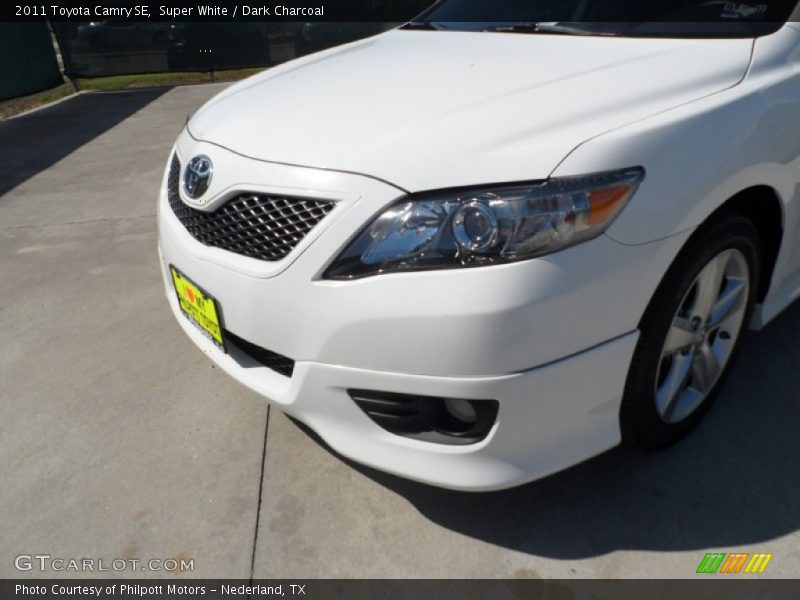 Super White / Dark Charcoal 2011 Toyota Camry SE