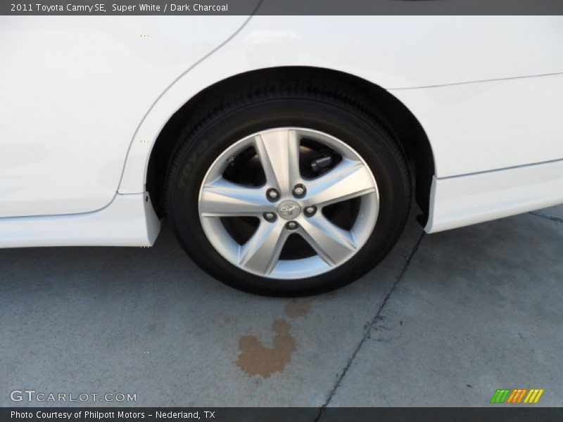 Super White / Dark Charcoal 2011 Toyota Camry SE