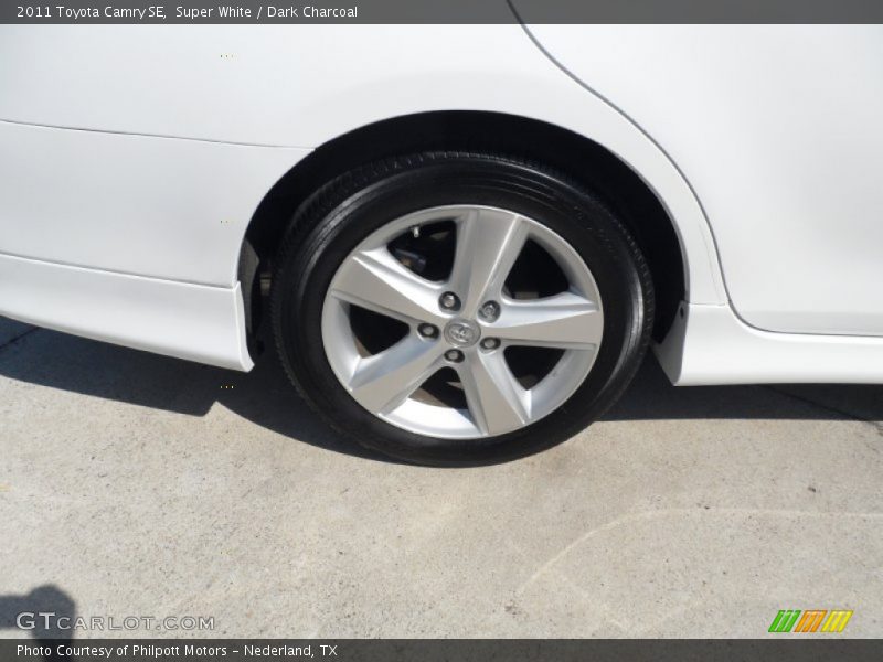 Super White / Dark Charcoal 2011 Toyota Camry SE