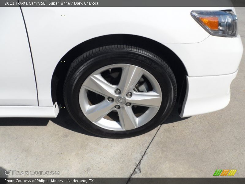 Super White / Dark Charcoal 2011 Toyota Camry SE