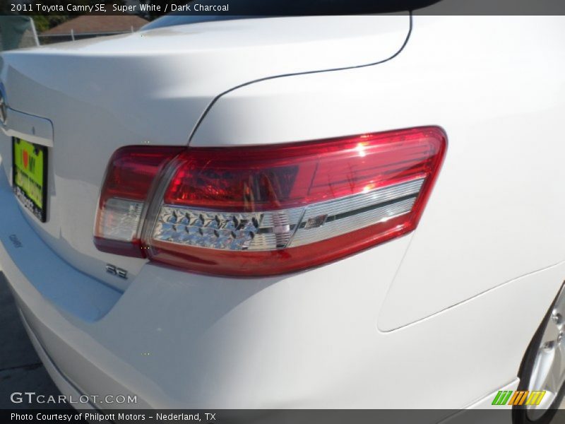 Super White / Dark Charcoal 2011 Toyota Camry SE
