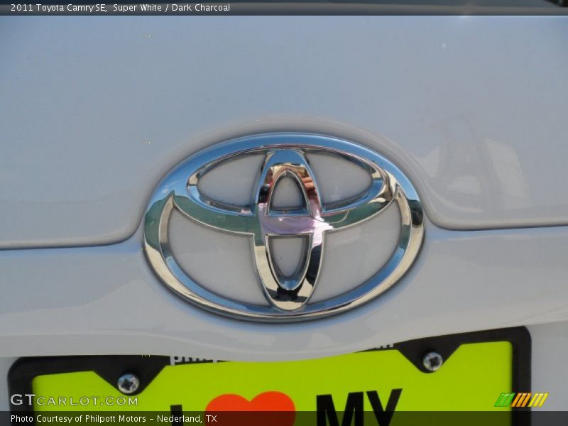 Super White / Dark Charcoal 2011 Toyota Camry SE