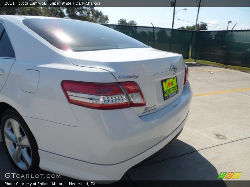 Super White / Dark Charcoal 2011 Toyota Camry SE