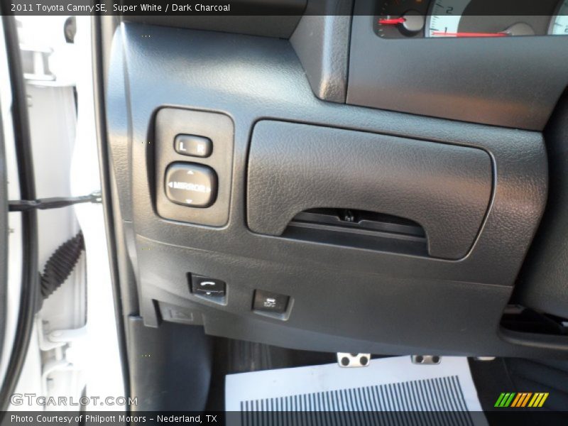 Super White / Dark Charcoal 2011 Toyota Camry SE