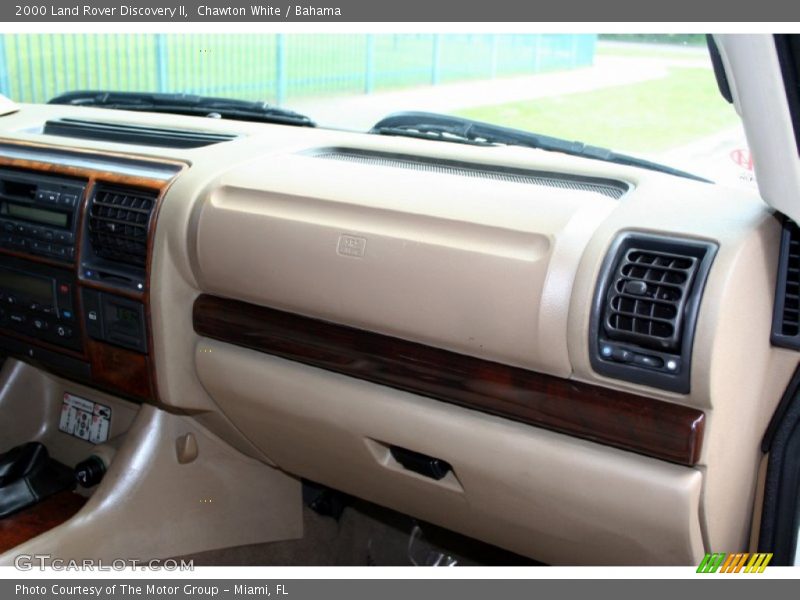 Chawton White / Bahama 2000 Land Rover Discovery II